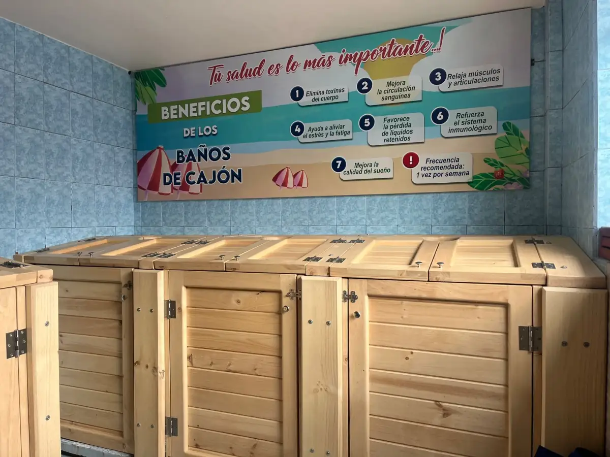 Área de baños de cajón en Rey de Francia - Piscina y Hostal