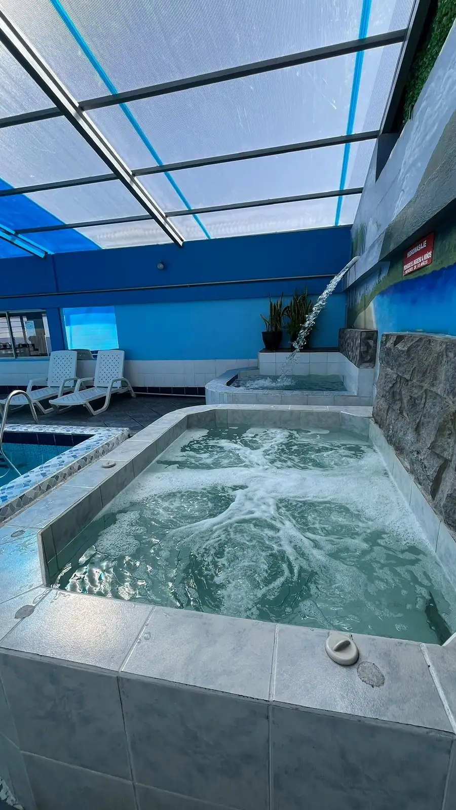 Zona de hidromasaje en Rey de Francia - Piscina y Hostal